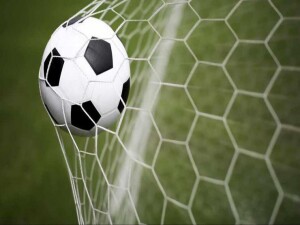 Almanya'da maskeli taraftar maçta VAR monitörünün fişini çekti