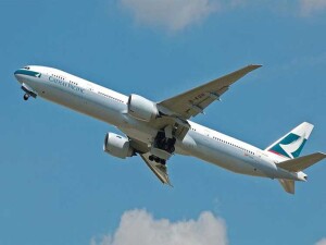Cathay Pacific uçağının türbülansta ani irtifa kaybetmesi sonucu 10 kişi yaralandı