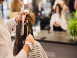 Müşterisinin saçını istediği gibi kesmeyen kuaför salonu 2.4 milyon lira tazminat ödeyecek