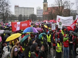 Almanya’da kamu çalışanları uyarı grevi yaptı