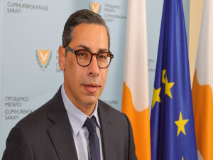 Konstantinos Kombos, Mısır Dışişleri Bakanı Bedr Abdulati ile telefonda görüştü