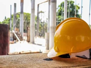 Esentepe'de iş kazası: 3 metre yüksekten düştü!