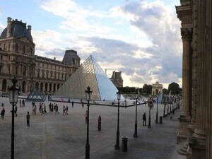 Fransa'da Louvre Müzesi'nin farklı bölümleri ciddi su sızıntısı nedeniyle ziyarete kapatıldı