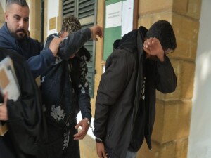 1 kilo uyuşturucuyla yakalanan 2 zanlı, 2 ayı aşmayacak süreyle cezaevine gönderildi