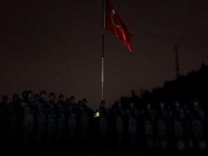 Türkiye'de askerler, depremde hayatını kaybedenler için saygı duruşunda bulundu