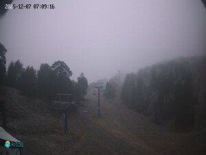 Troodos’ta ilk kar taneleri: Yağışlı hava etkisini sürdürüyor