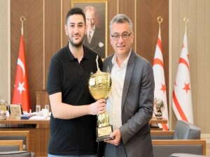 Cumhurbaşkanı Erhürman, Belgrad’da şampiyon olan milli bilardocu Alnar’ı kabul etti