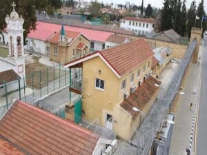 Rum Merkezi Cezaevi'nde dün çıkan kavgada bir mahkûm dövülerek öldürüldü