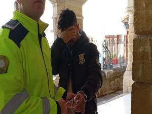 774 gündür ülkede izinsiz ikamet eden zanlı 8 gün  daha tutuklu kalacak