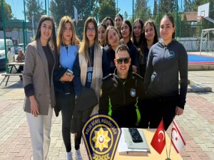 Polis kariyer günlerinde öğrencilerle buluştu