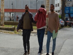 Üzerinde yaklaşık 25 gram uyuşturucu taşımakla itham edilen zanlı 3 gün tutuklu kalacak