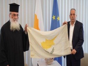 Rum Savunma Bakanı Palmas’a 1974’te Lefkoşa Havalimanı’ndan alınan bayrak teslim edildi