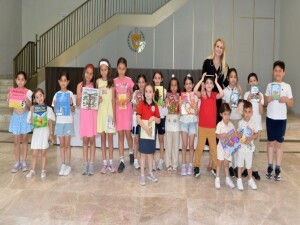 Cumhurbaşkanlığı'nda Dünya Çocuk Günü etkinlikleri: Nilden Erhürman'dan çocuklara kitap hediyesi