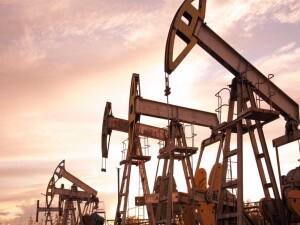 ABD ham petrolü beş yılda ilk kez 55 doların altına geriledi