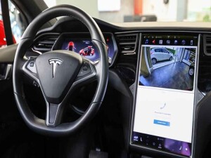 Tesla itiraf etti: Robotaksileri bazen gerçek kişiler uzaktan kullanıyor