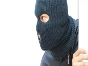 Güney Kıbrıs'ta bir ev sahibi, maskeli grupla beraber kiracılarına saldırdı