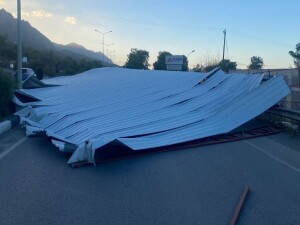 Ada genelinde şiddetli fırtına: Alsancak - Girne Çevre Yolu'nda çatı yola uçtu!