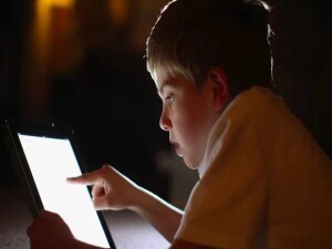 İngiltere, 16 yaş altının sosyal medya kullanımına ilişkin düzenlemeyi hızla yapacak