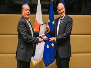 Yunan ve Rum savunma bakanları bir araya geldi: F-16 uçakları ve gemiler kalıyor