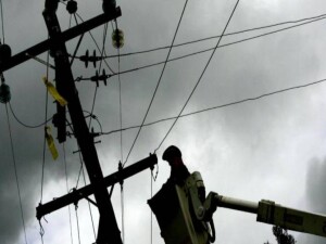 Avustralya'da binlerce ev ve iş yeri, tropikal siklon nedeniyle elektriksiz kaldı