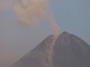 Endonezya'daki Semeru Yanardağı 6 kez patladı