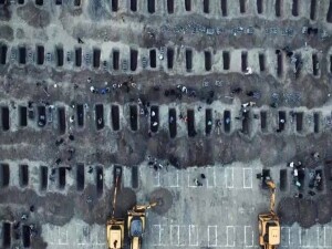 İsrail'in okul saldırısında ölen 160'tan fazla çocuk yan yana defnedilecek