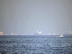 Hürmüz Boğazı'ndan "İran'a ait olmayan" ilk ham petrol tankeri geçiş yaptı