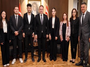 Öztürkler, Üniversite Öğrencileri Derneği heyetini kabul etti