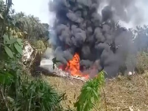 Kolombiya’da 110’dan fazla askeri personeli taşıyan nakliye uçağı düştü