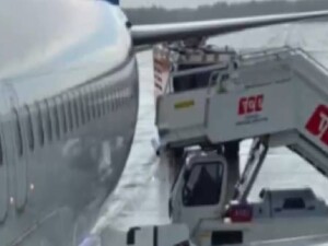 Antalya Havalimanı'nda facianın eşiğinden dönüldü. Kalkışta uçağın tekerleği koptu