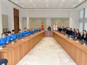 Tufan Erhürman, Perçinci Futbol Okulu’ndan sporcular, yöneticiler ve ailelerle görüştü