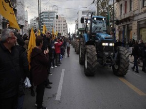 Yunanistan'da çiftçiler, traktörleriyle başkent Atina'da eylem yaptı