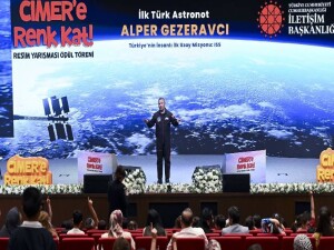 Alper Gezeravcı, "CİMER'e Renk Kat" Resim Yarışması'nın ödül töreninde çocuklarla bir araya geldi
