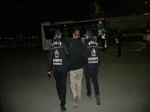 Adana'daki depremde 40 kişinin hayatını kaybettiği binanın firari müteahhidi Türkiye'ye iade edildi