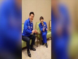 Güney Kore Devlet Başkanı Lee'den Japonya Başbakanı Takaiçi'ye davul seti hediyesi