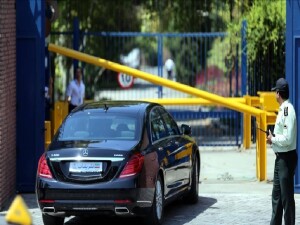 İngiltere'nin Tahran Büyükelçiliği geçici olarak kapatıldı