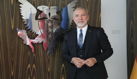 Serhat Akpınar, Kıbrıs Postası’nın 19’uncu kuruluş yıl dönümünü kutladı
