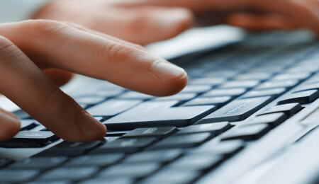 İngiltere'de klavyeye ağırlık koyup, evden çalışıyormuş gibi yapan polis ihraç edildi