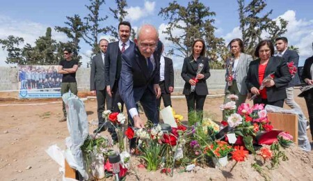 Kemal Kılıçdaroğlu visited the graves of Champion Angels and left flowers