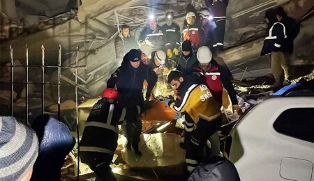 Enkaz altındakiler için zamana karşı yarış