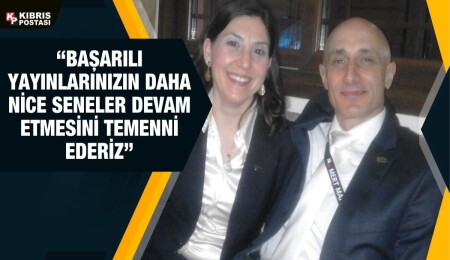 Kıbrıs Postası köşe yazarlarından Mert Mapolar ve eşi Fatoş Mapolar Kıbrıs Postası’nın 22. yıl dönümünü kutladı