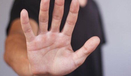 Erkek arkadaşının üzerine çamaşır ilacı döküp makasla yaraladı