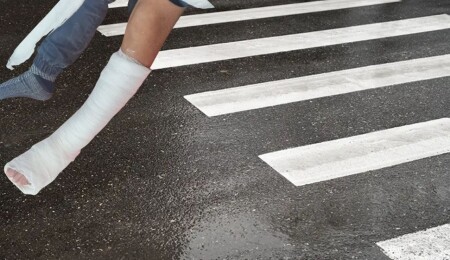 8 yaşındaki çocuğa yaya geçidinde araç çarptı: Babadan sürücülere ''dikkatli olun'' çağrısı