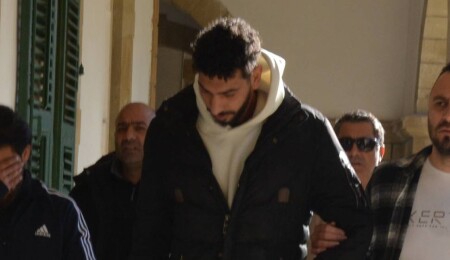 Ülkede kaçak ve üzerinde yaklaşık 100 gram uyuşturucu bulunan zanlıya 3 yıl 6 ay hapis cezası!