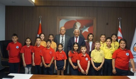 Öğrencilerden oluşan heyet Güzelyurt Belediye Başkanı Mahmut Özçınar’ı ziyaret etti