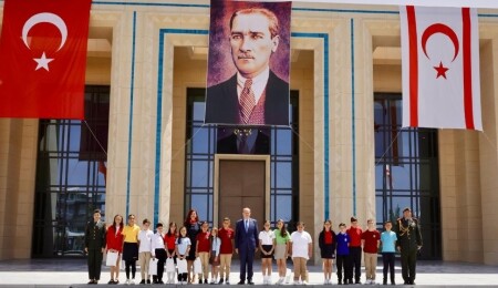 23 Nisan kutlamaları devam ediyor: Tatar, Yeni Cumhurbaşkanlığı yerleşkesinde öğrencileri ağırladı