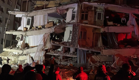 Kahramanmaraş'ta 7,4 büyüklüğünde deprem... Kıbrıs'ta da hissedildi