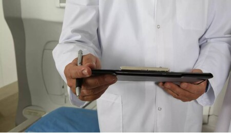 Mağusa’da tanınmış doktor "cinsel saldırı" ithamıyla yargılandı; teminata bağlandı