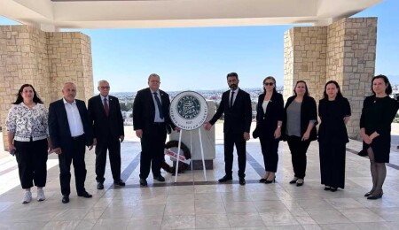 Kıbrıs Vakıflar İdaresi, Dr. Küçük’ün kabrine çelenk koydu