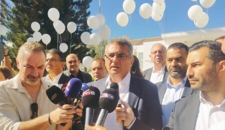 Erhürman Meclis’in önünden hükümete seslendi: Bu oyuna ortak olmamız söz konusu değil